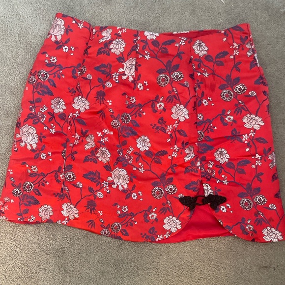 Red satin mini skirt - Picture 2 of 2